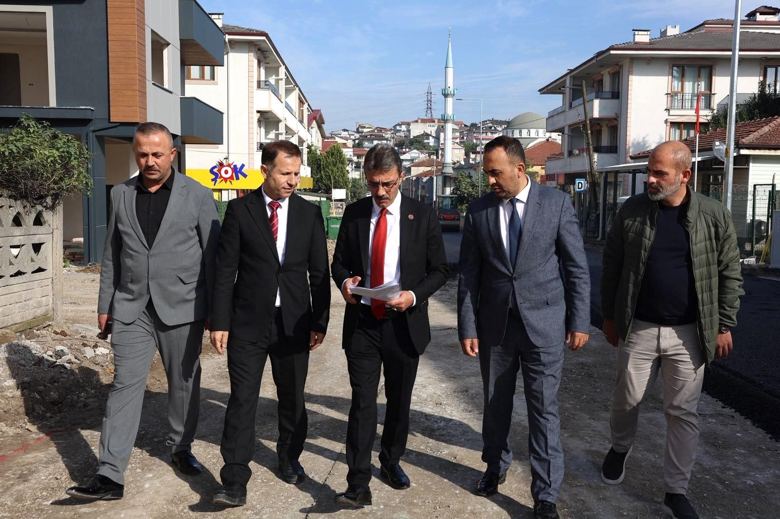Erenler Beledi̇yesi̇ Ertuğrul Gazi̇ Caddesi̇ni̇ Asfalt İle Yeni̇li̇yor (2)
