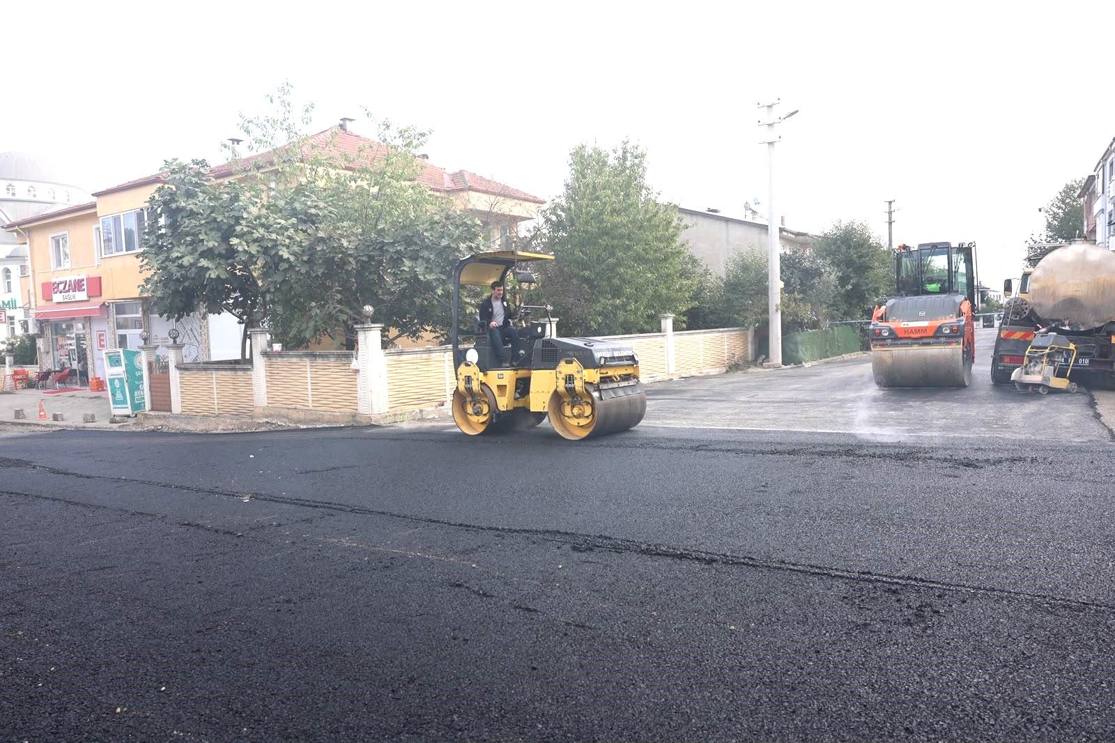 Erenler Beledi̇yesi̇ Ertuğrul Gazi̇ Caddesi̇ni̇ Asfalt İle Yeni̇li̇yor (3)