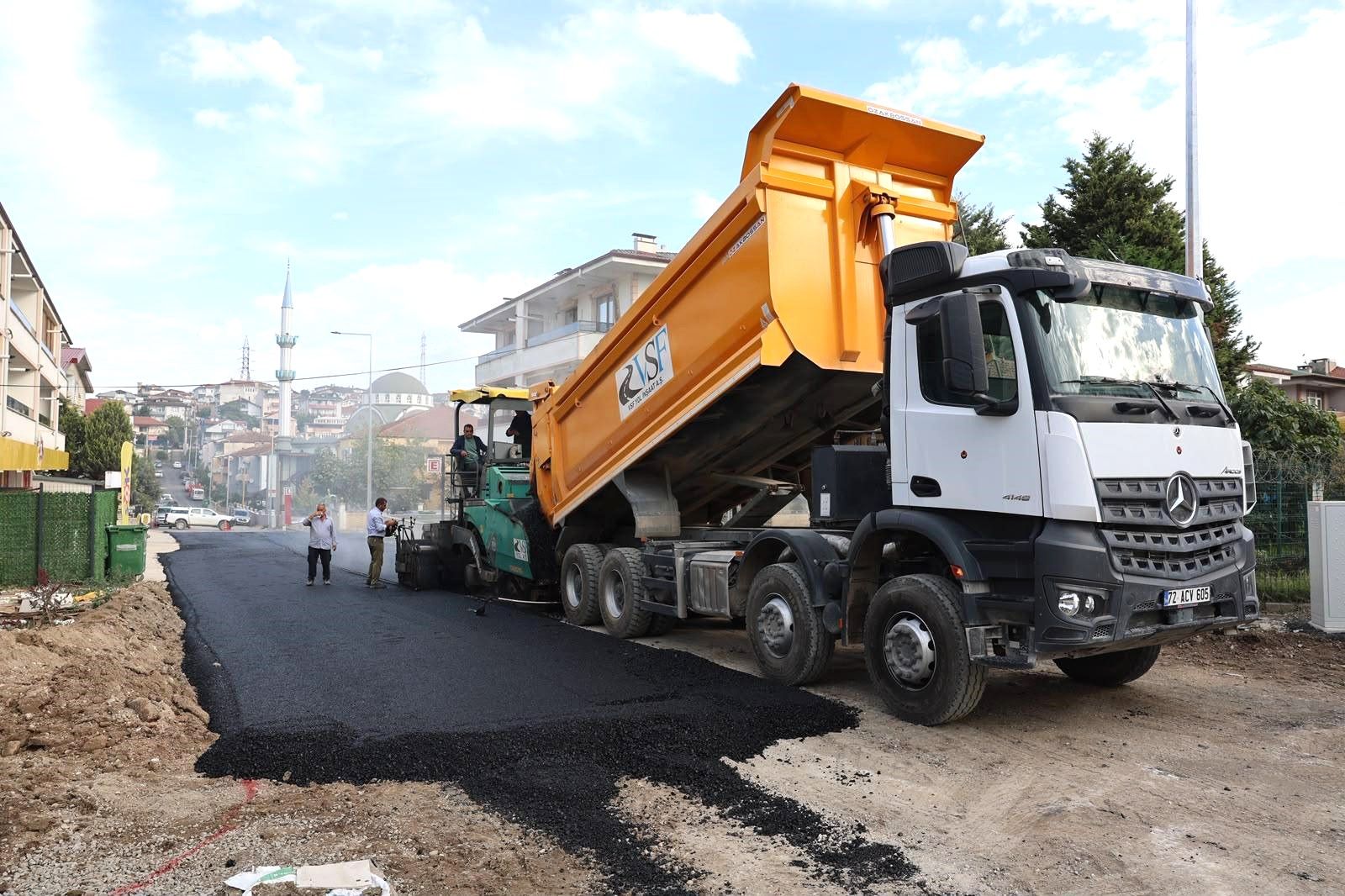 Erenler Beledi̇yesi̇ Ertuğrul Gazi̇ Caddesi̇ni̇ Asfalt İle Yeni̇li̇yor (6)