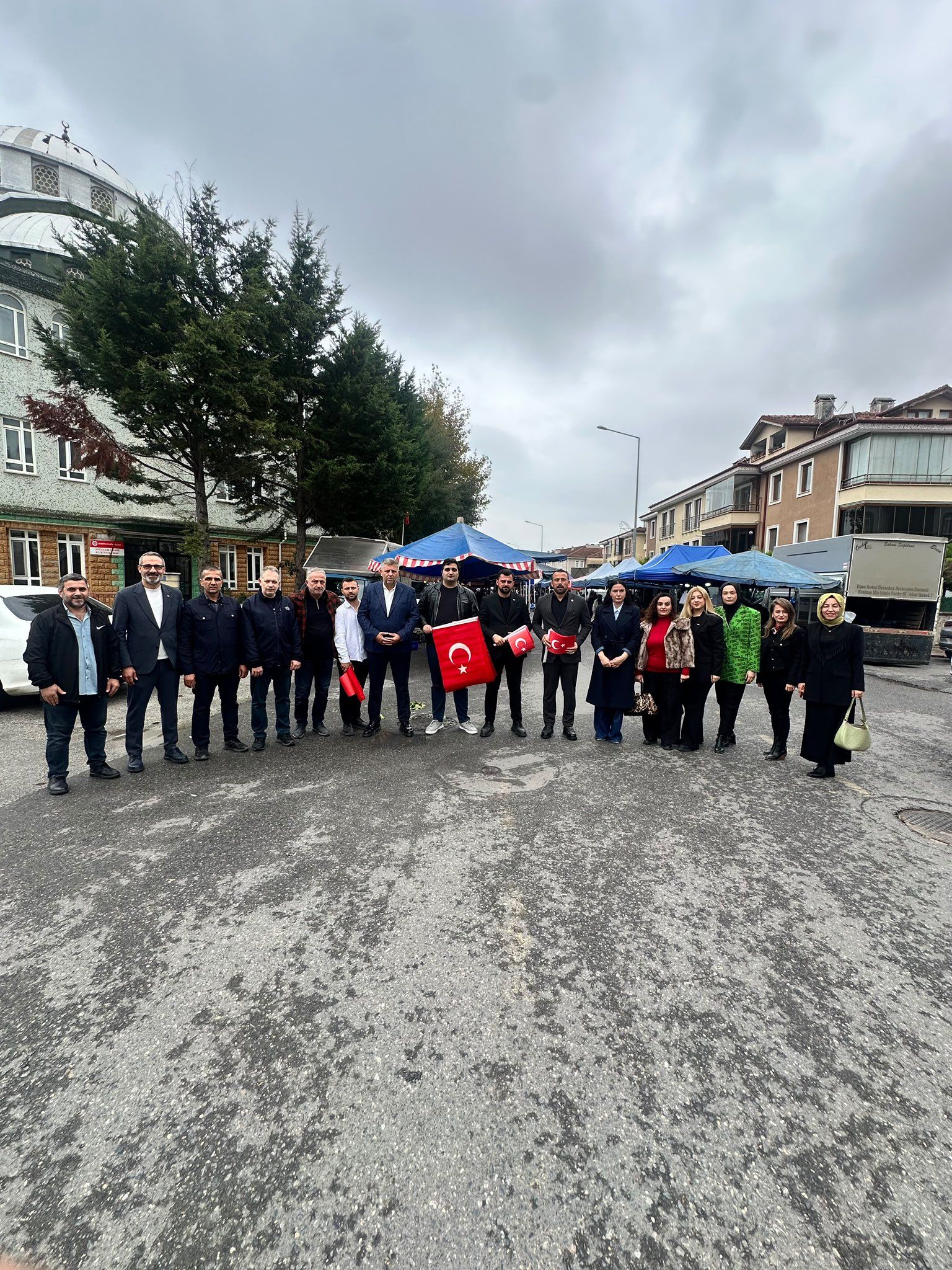AK Parti Serdivan teşkilatı esnaf ve vatandaşa Türk bayrağı dağıttı