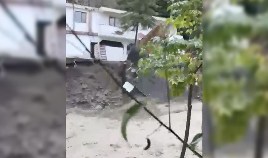 Sel suları kamelyayı yuttu